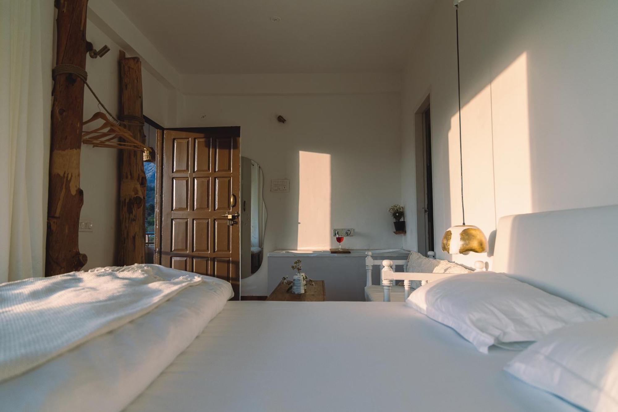 Exstasy Stays - Bathtub Rooms & Cafe - Your Romantic & Cozy Getaway - Thhpsociety - Mukteshwar Exterior foto