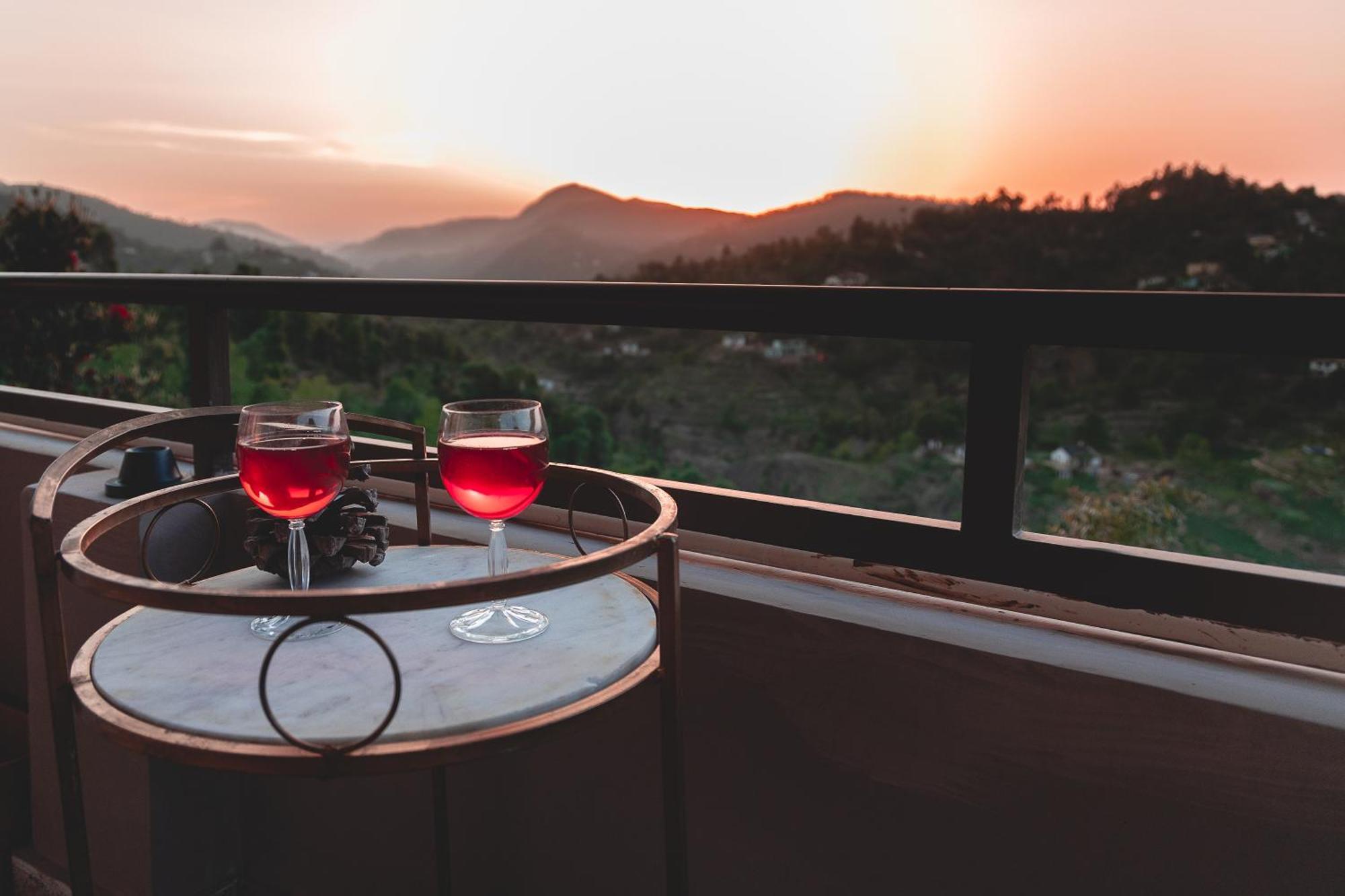 Exstasy Stays - Bathtub Rooms & Cafe - Your Romantic & Cozy Getaway - Thhpsociety - Mukteshwar Exterior foto