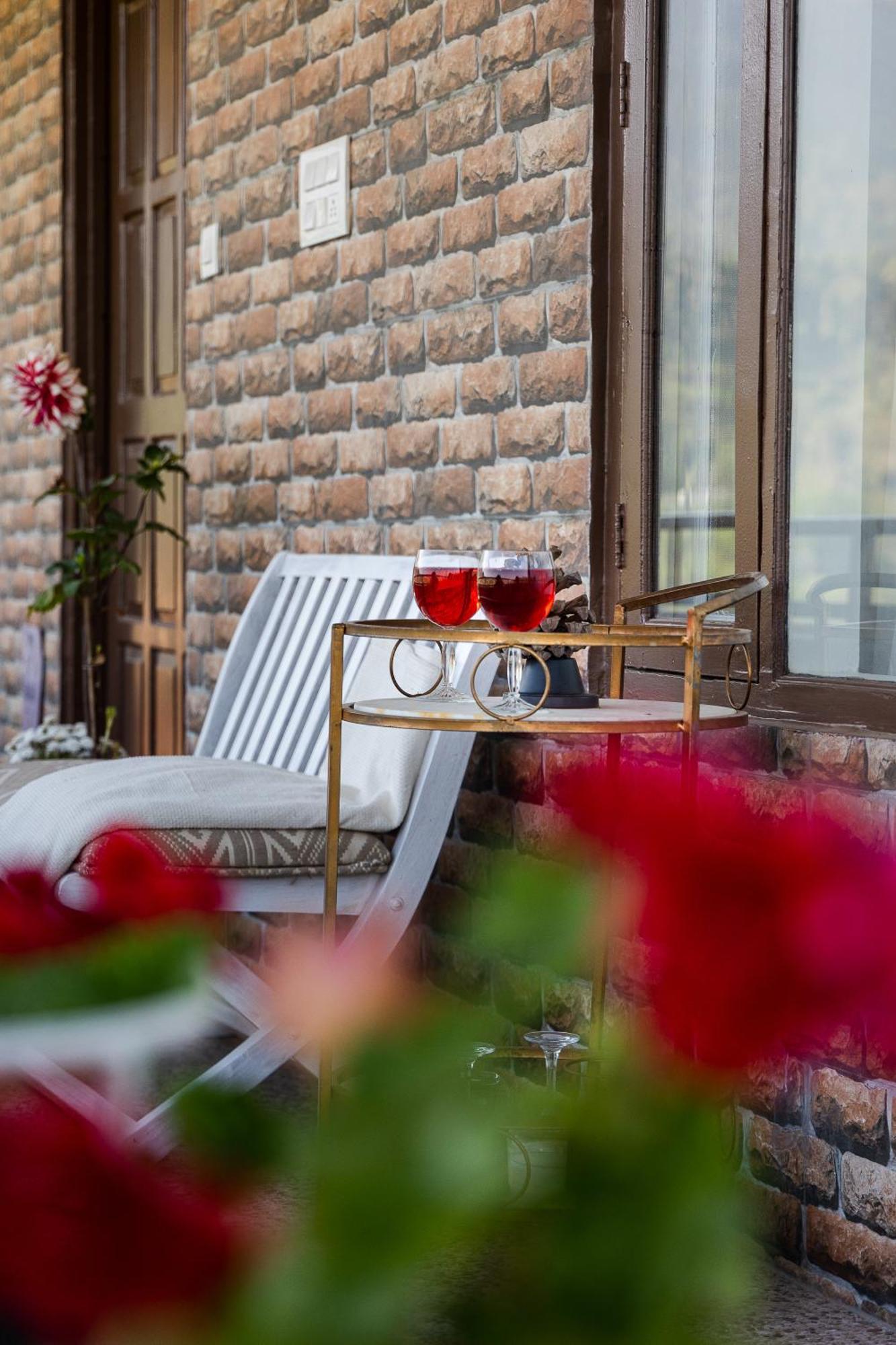 Exstasy Stays - Bathtub Rooms & Cafe - Your Romantic & Cozy Getaway - Thhpsociety - Mukteshwar Exterior foto